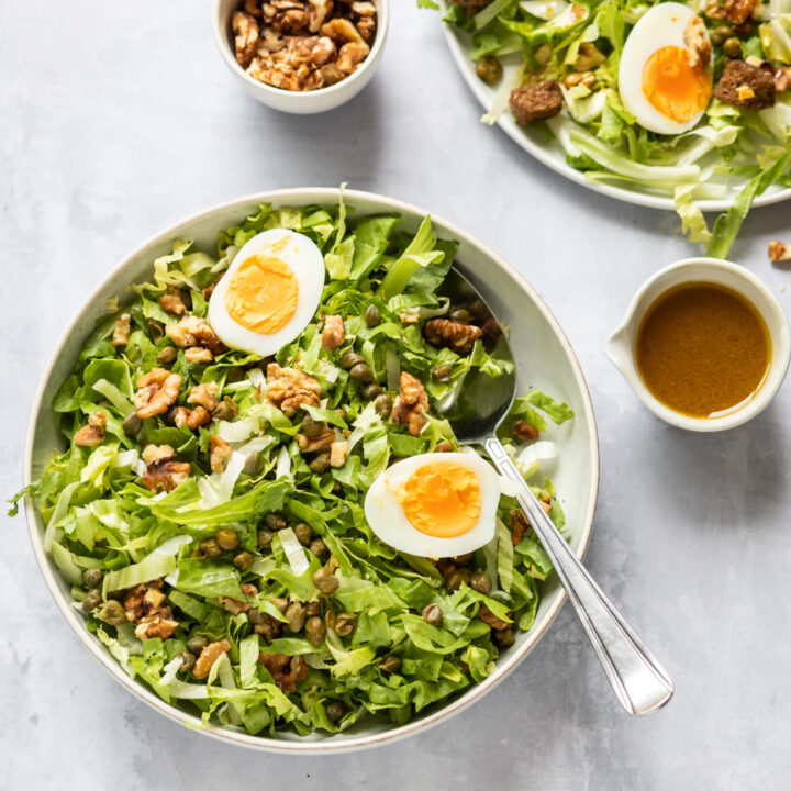 Andijviesalade met kappertjes en ei