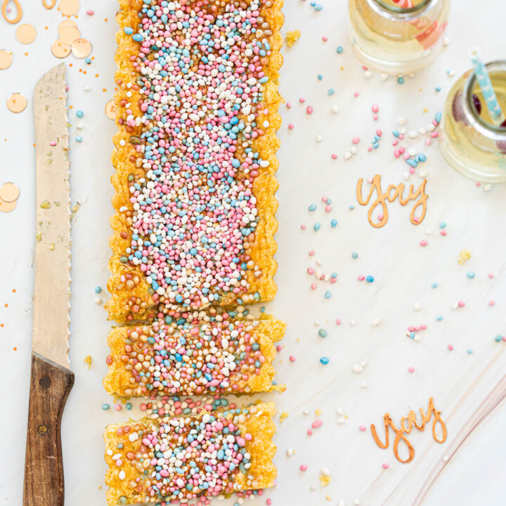 Geboortetaart met muisjes