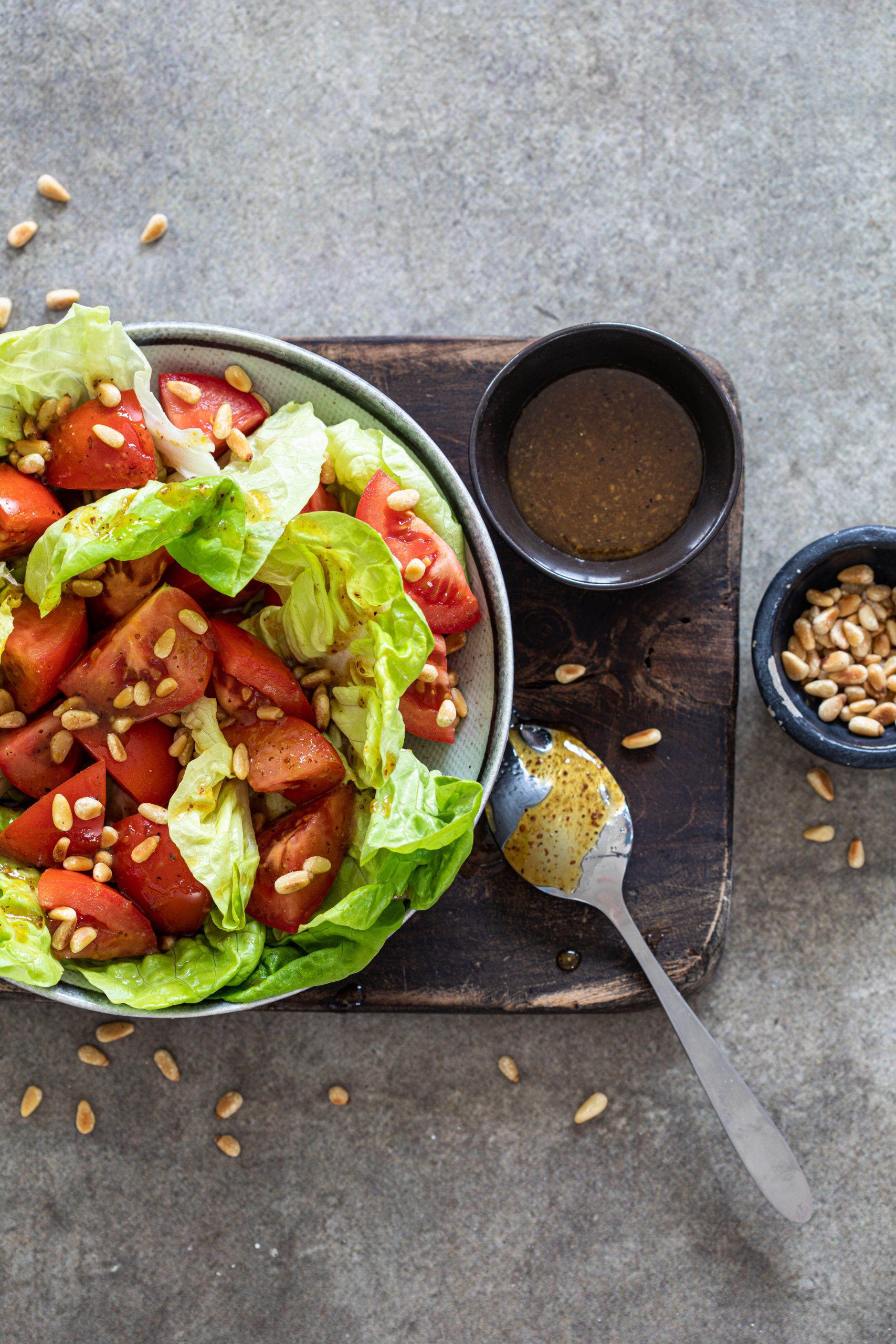 Salade met tomaten en pijnboompitten recept Miljuschka.nl