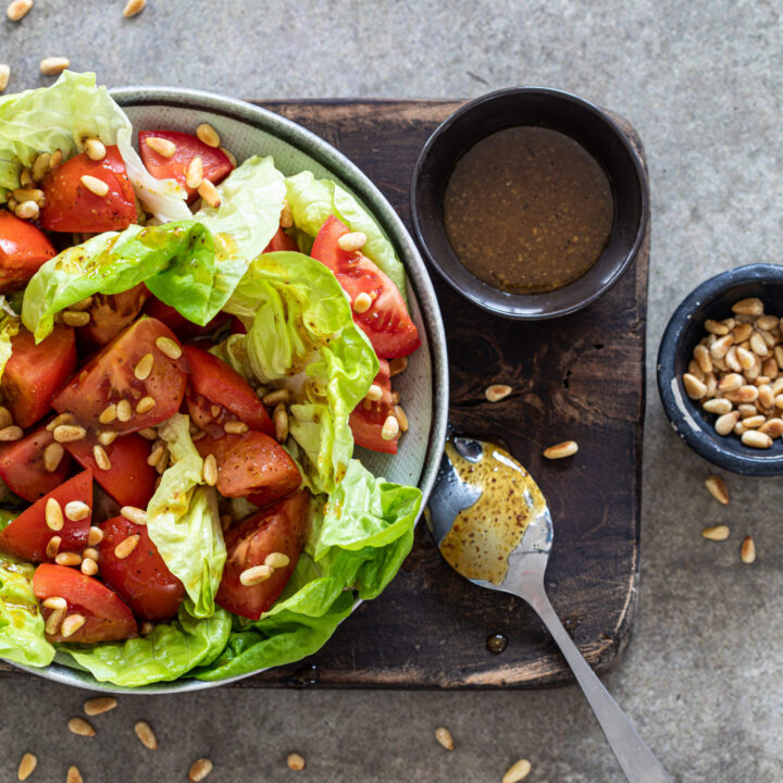 Salade met tomaten en pijnboompitjes