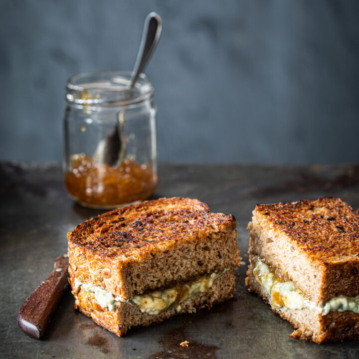Tosti met blauwe kaas en vijgenjam