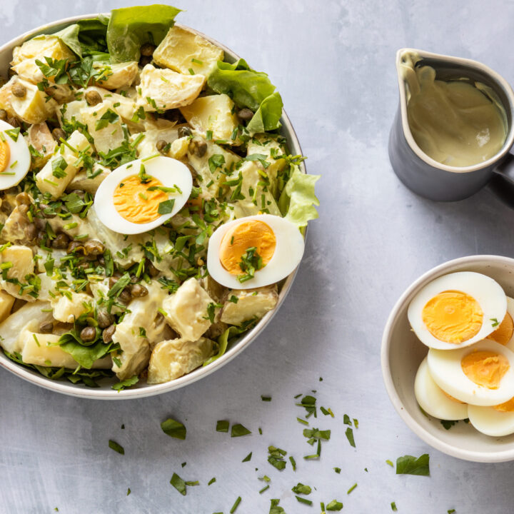 Lauwwarme aardappelsalade met asperges en ei