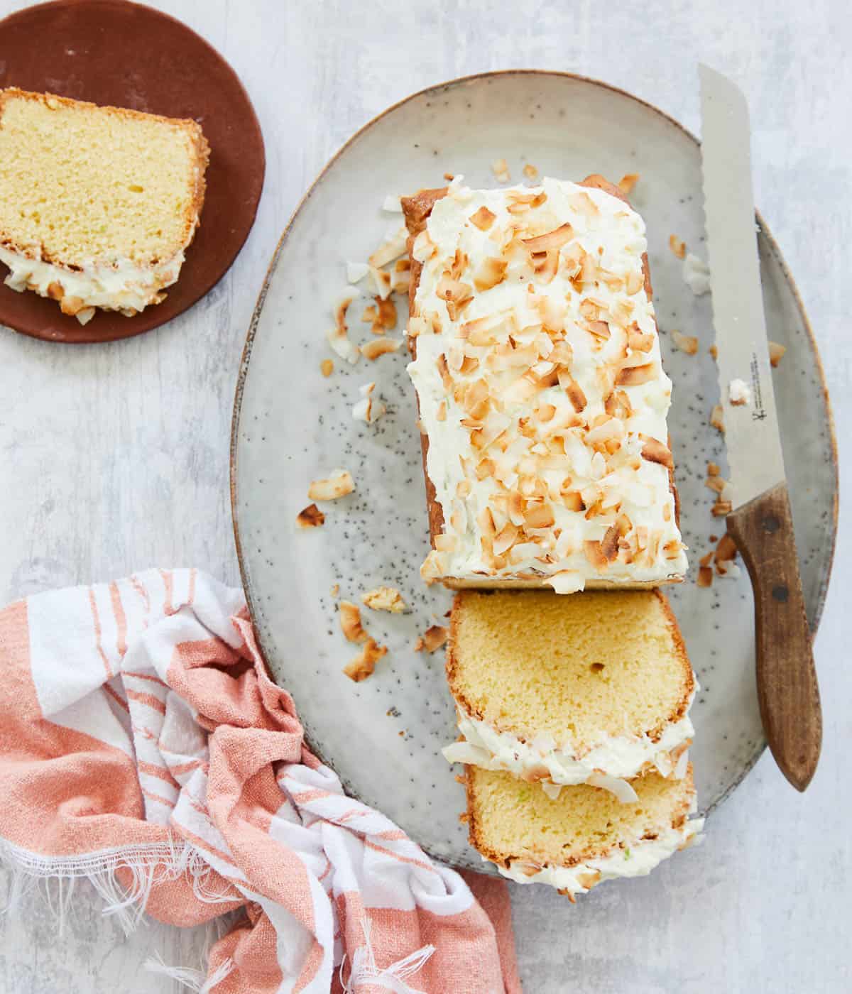 Tres-leche-cake Tres leche cake met kokos en limoen