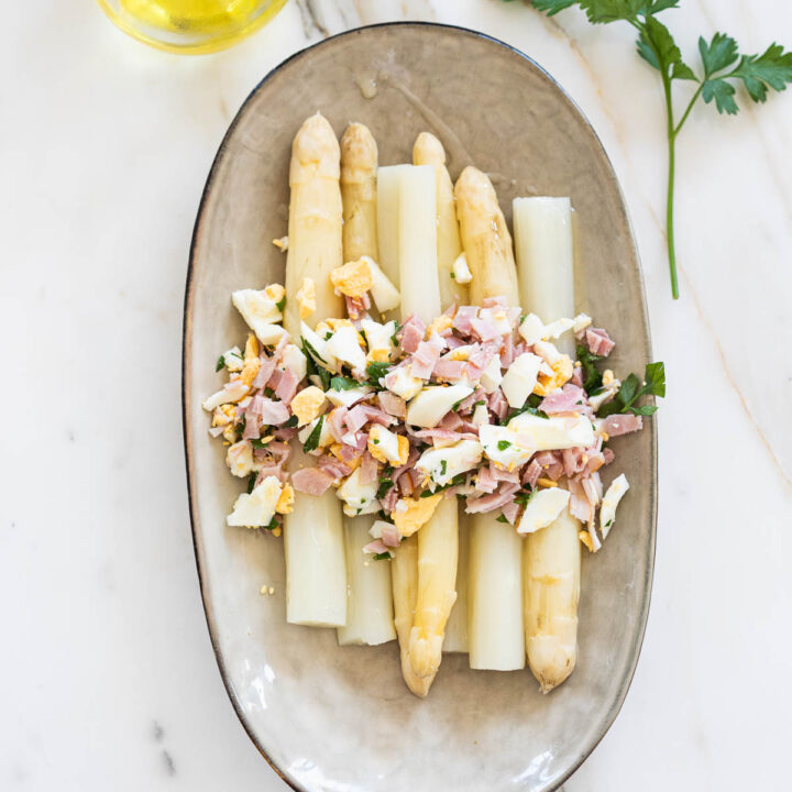 Witte asperges met ham en ei