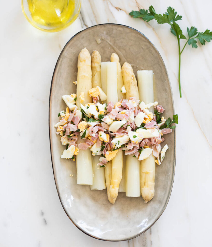 Witte asperges met ham en ei