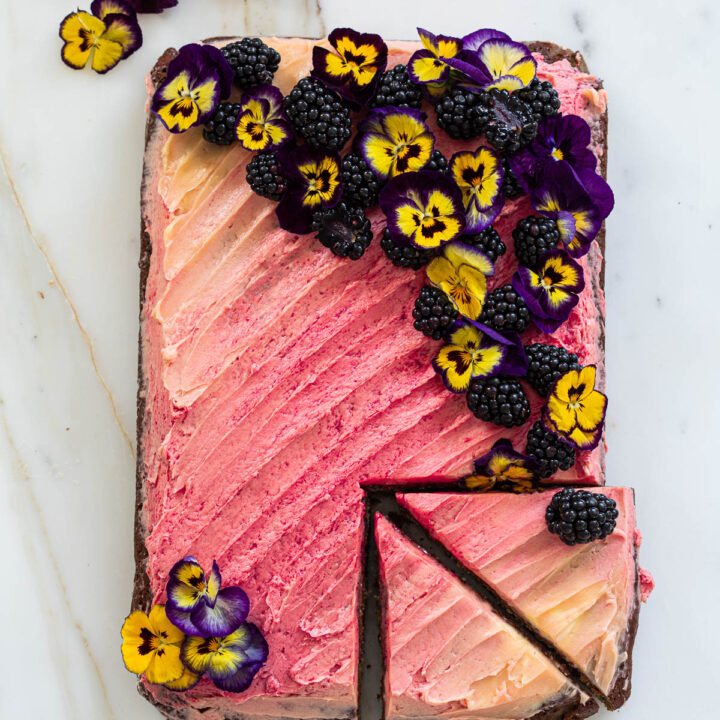 Bramencake met kleurige frosting