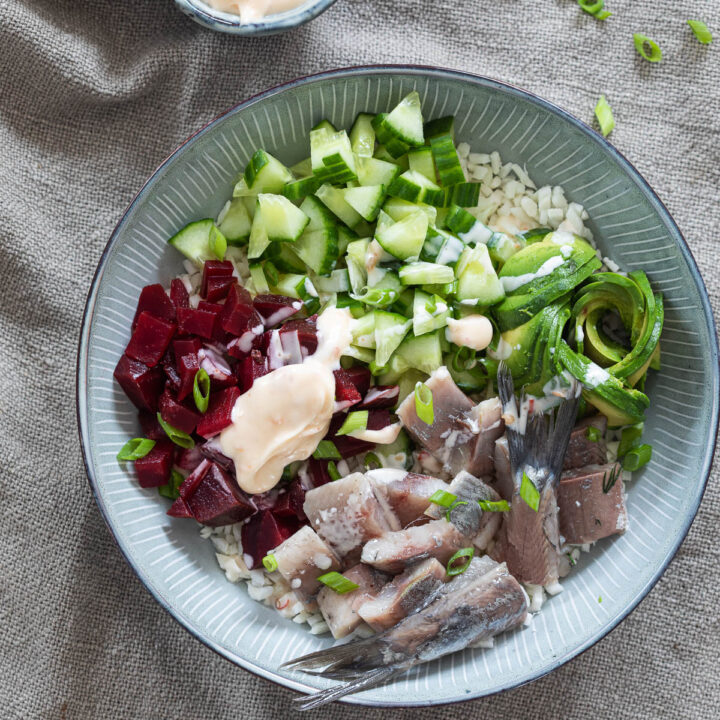 Poke bowl met haring en bloemkoolrijst