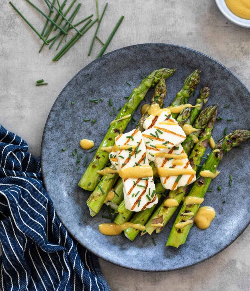 Groene asperges met halloumi
