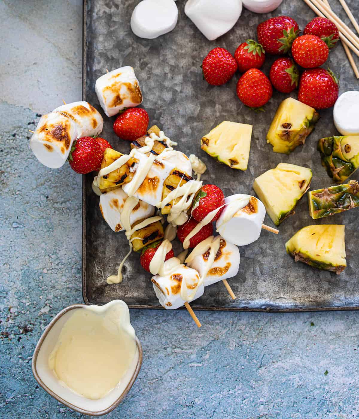 Spiesjes met marshmallows en aardbeiensnoepjes - recept - okoko recepten