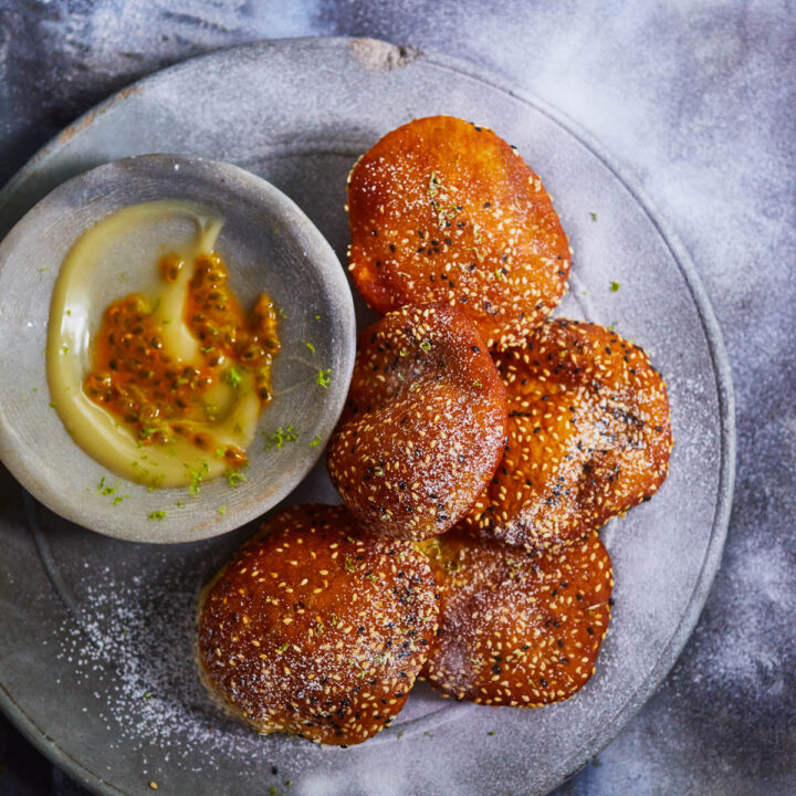 sesambeignets met kokospassievruchtendip