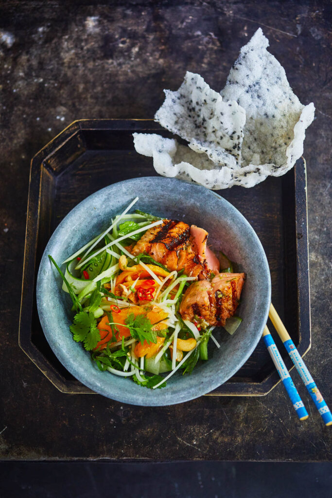 Papaja-mangosalade met geroosterde zalm