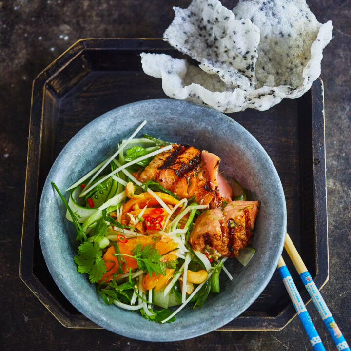 Papaja mangosalade met geroosterde zalm