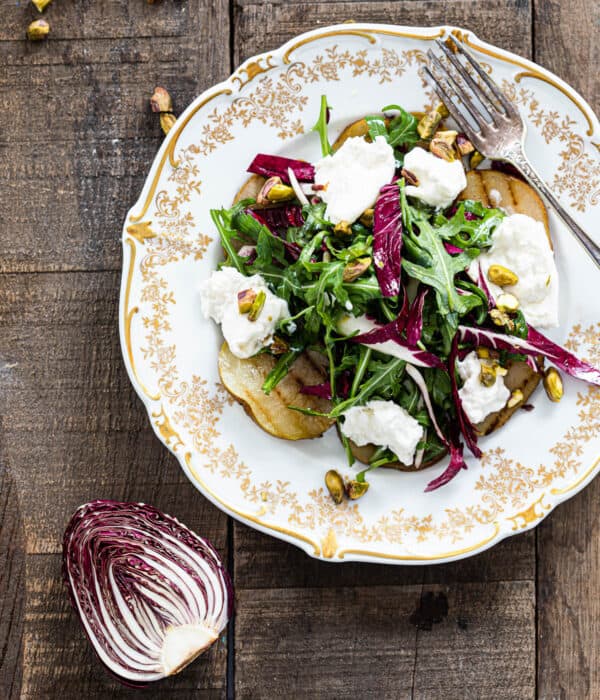 Salade met gegrilde peer en burrata