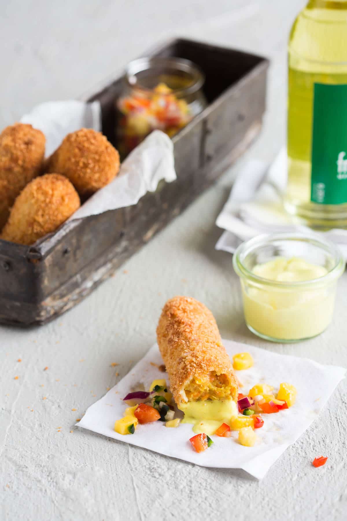 dahlkroketten met saffraanmayonaise en mangosalsa