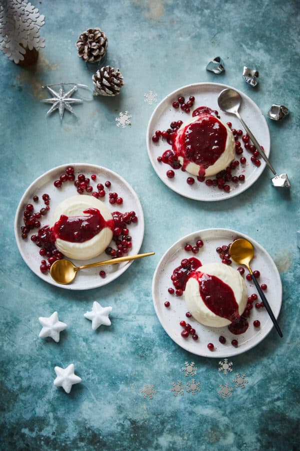 Pannacotta met cranberrysaus