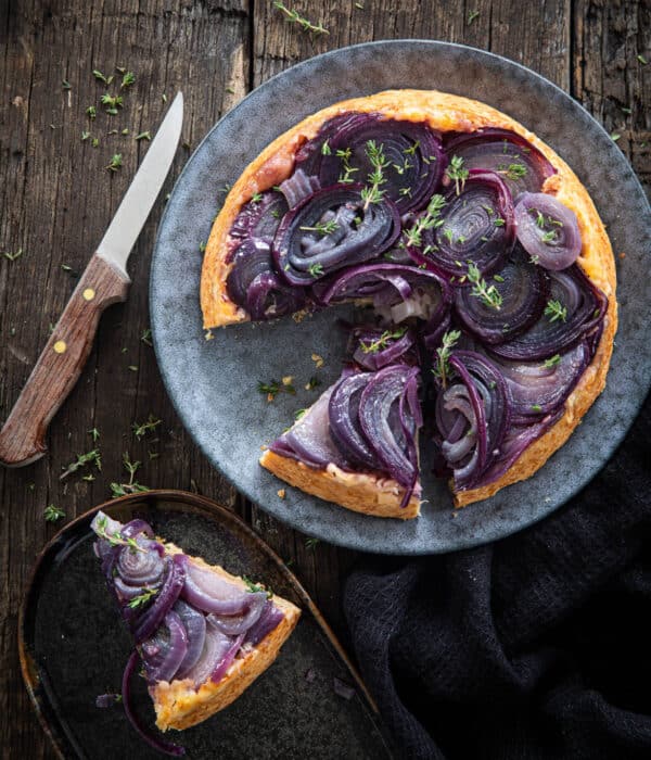 Hartige tarte tatin met rode ui