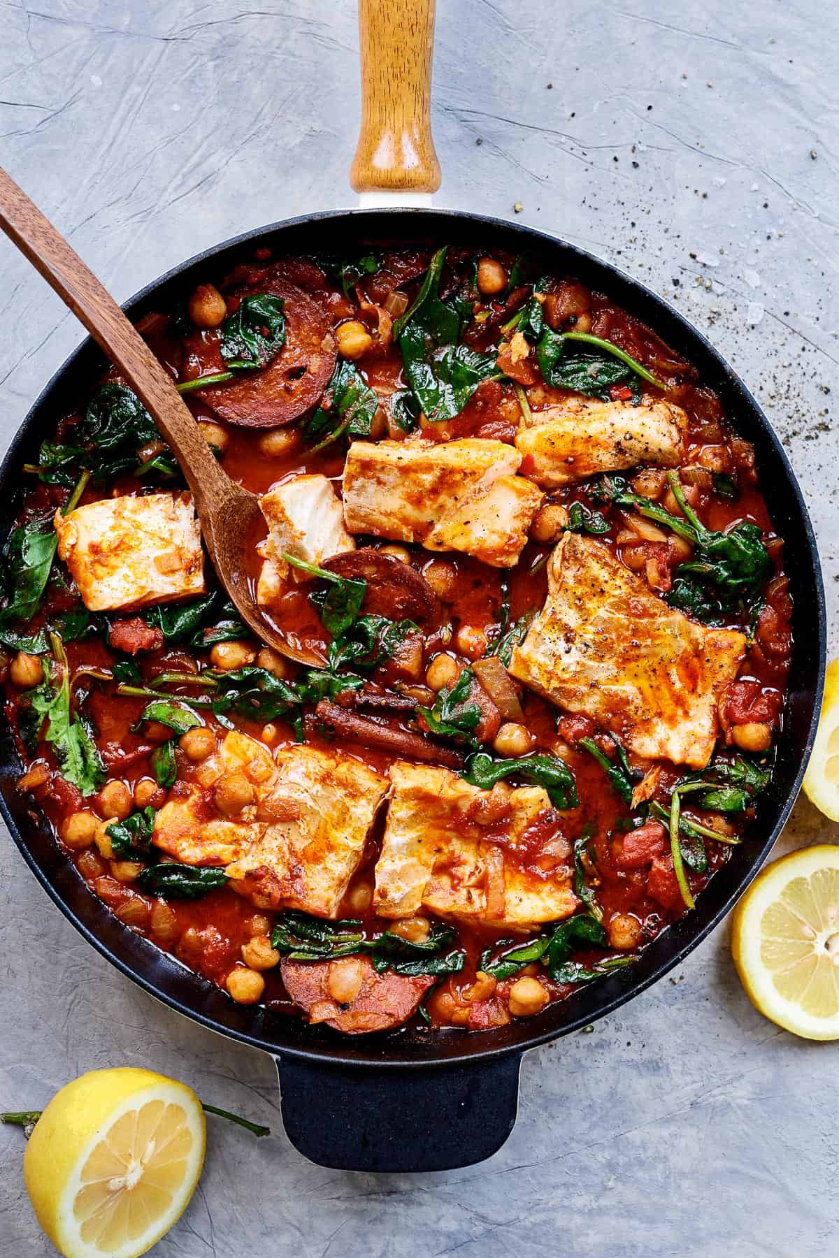 eenpasstoofkabeljauwchorizokikkererwten eenpansstoof met kabeljauwchorizokikkererwten