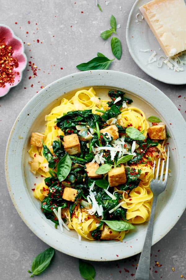 Tagliatelle met tofu en spinazie