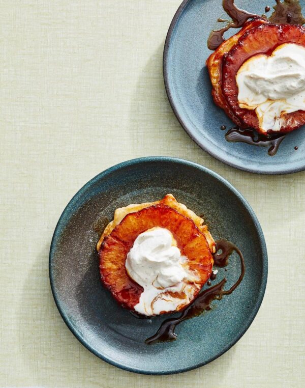 Ananas tarte tatin met ketjapkaramel en specerijenroom