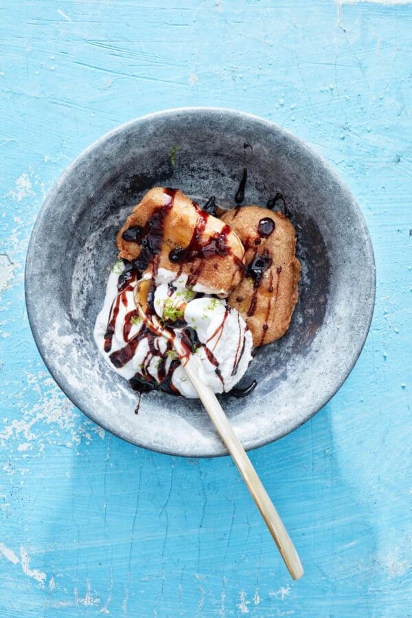 Pisang goreng met kokos-ijs en palmsuikersiroop