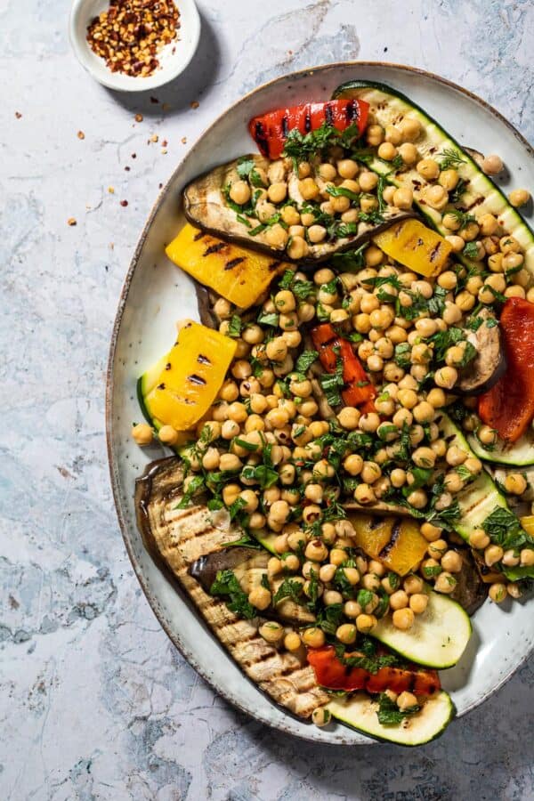 Vegetarisch BBQ gerecht: geroosterde groenten met kikkererwten