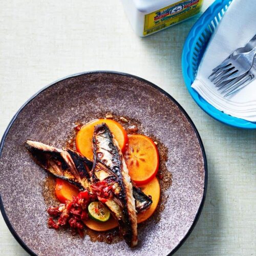 Makreel met ketjap-lak met kaki en sambal trassi