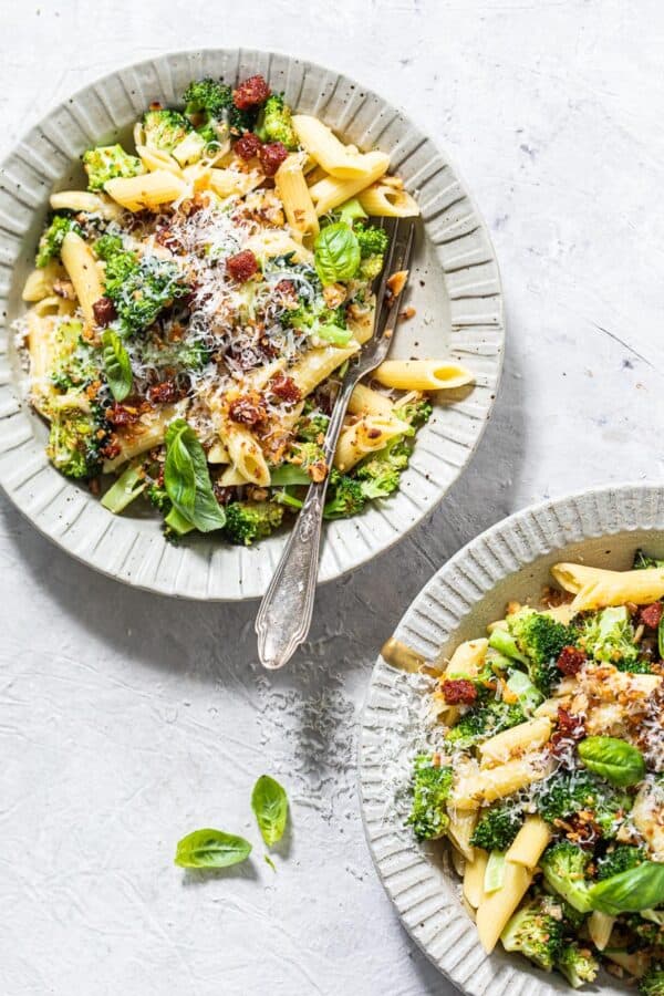 Penne met broccoli en chorizo-notenkruim