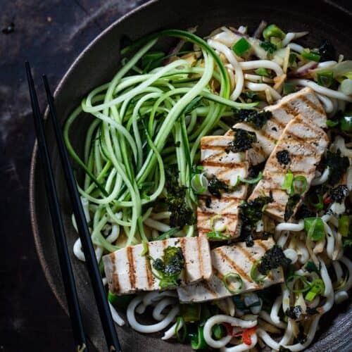 Teriyaki tofusalade met knapperige groenten en udonnoedels