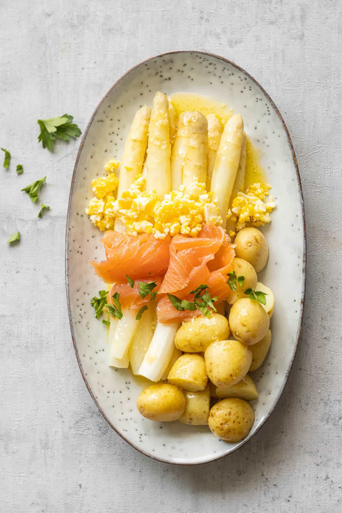 Witte asperges met gerookte zalm, ei en botersaus-image