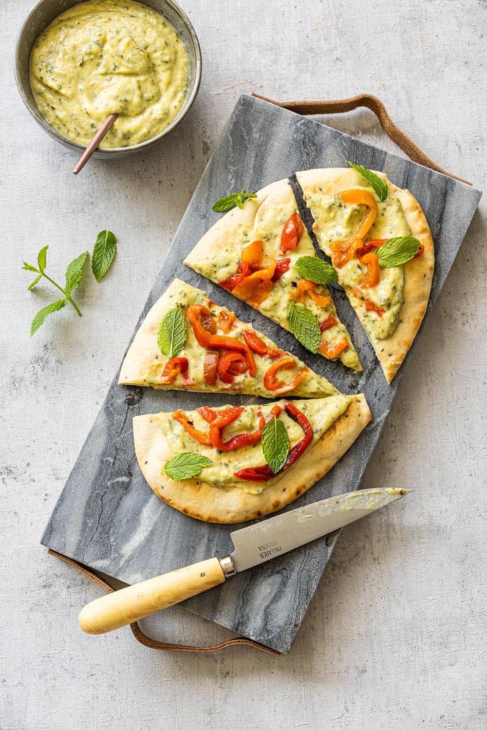 Naanbrood met courgette-knoflookdip en geroosterde paprika