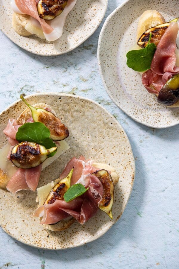 Stokbrood toastjes met gegrilde vijgen, serranoham en manchego