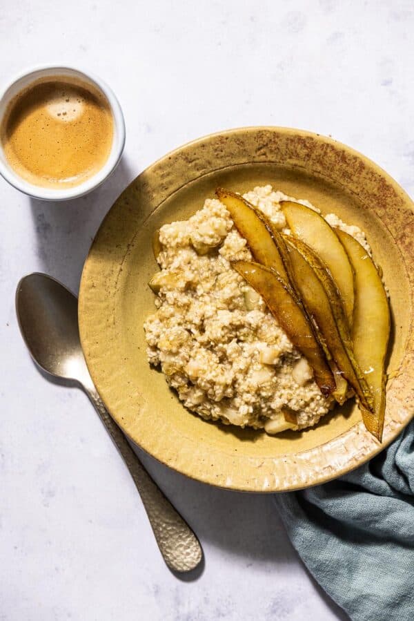 Havermoutpap met quinoa en gebakken peer