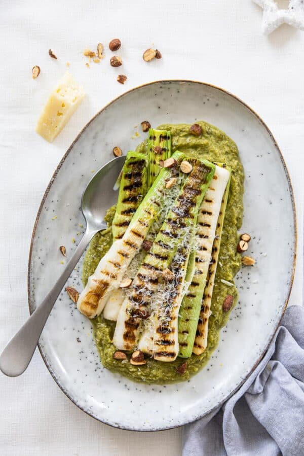 Gegrilde prei met pecorino en gerookte amandelen