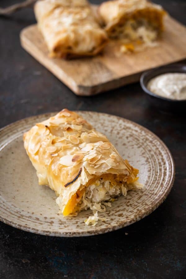 Pompoen-zuurkoolstrudel met mosterdsaus