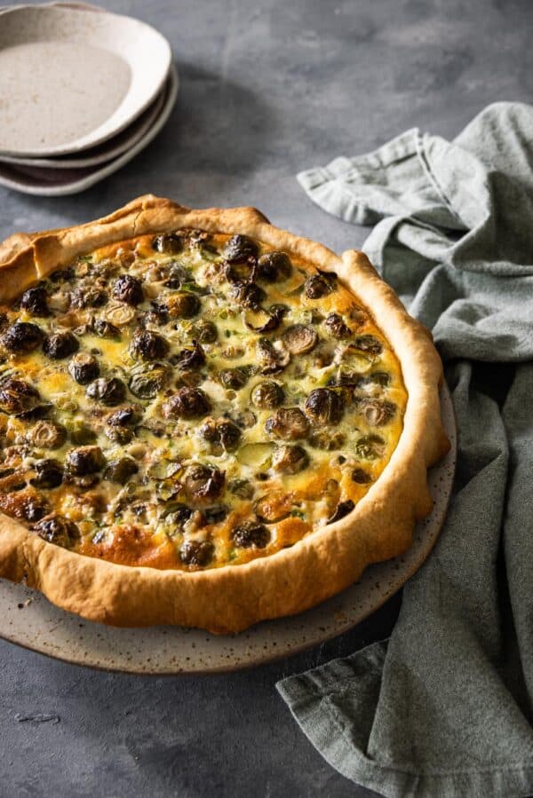 Quiche met geroosterde spruiten en blauwe kaas