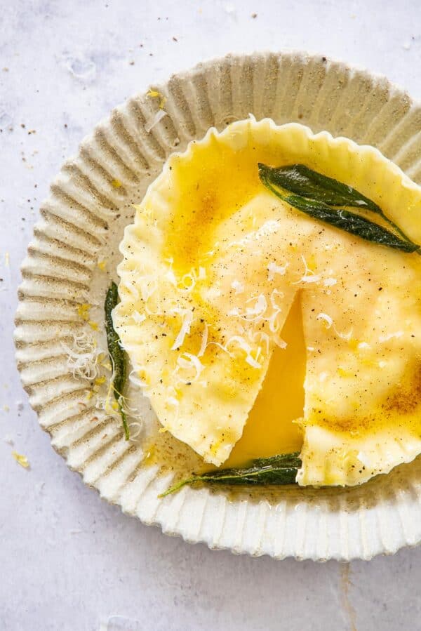 Raviolo met eidooier, ricotta en salieboter