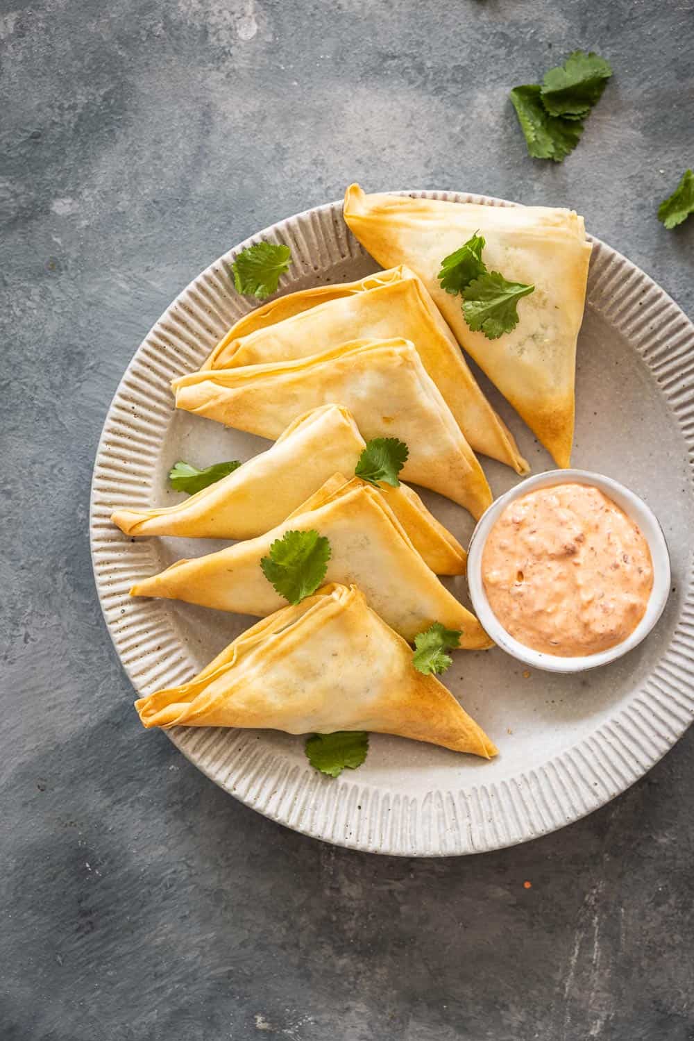 Samosa's gevuld met aardappel met pittige dip