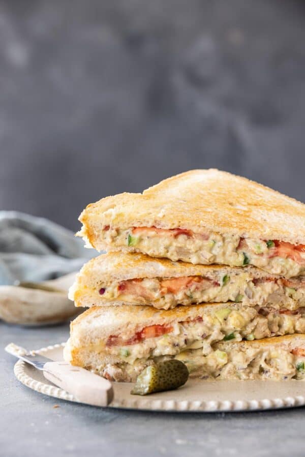 Tuna melt tosti met tomaat en avocado