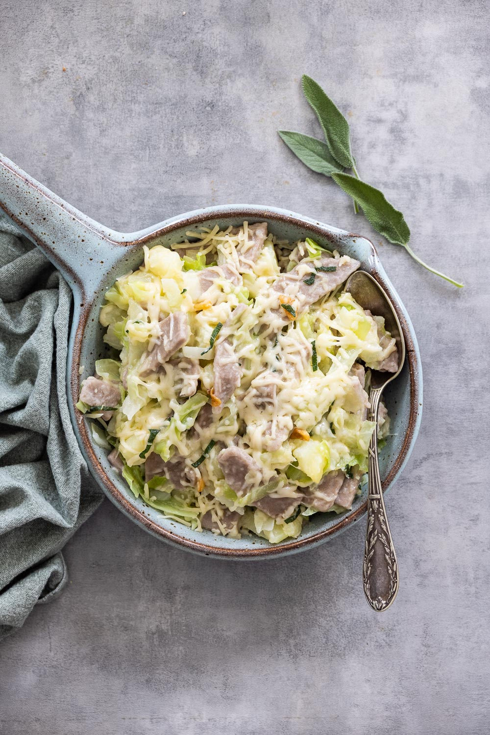 Pizzoccheri-Beau Pizzoccheri: Italiaanse bergpasta met spitskool en kaas