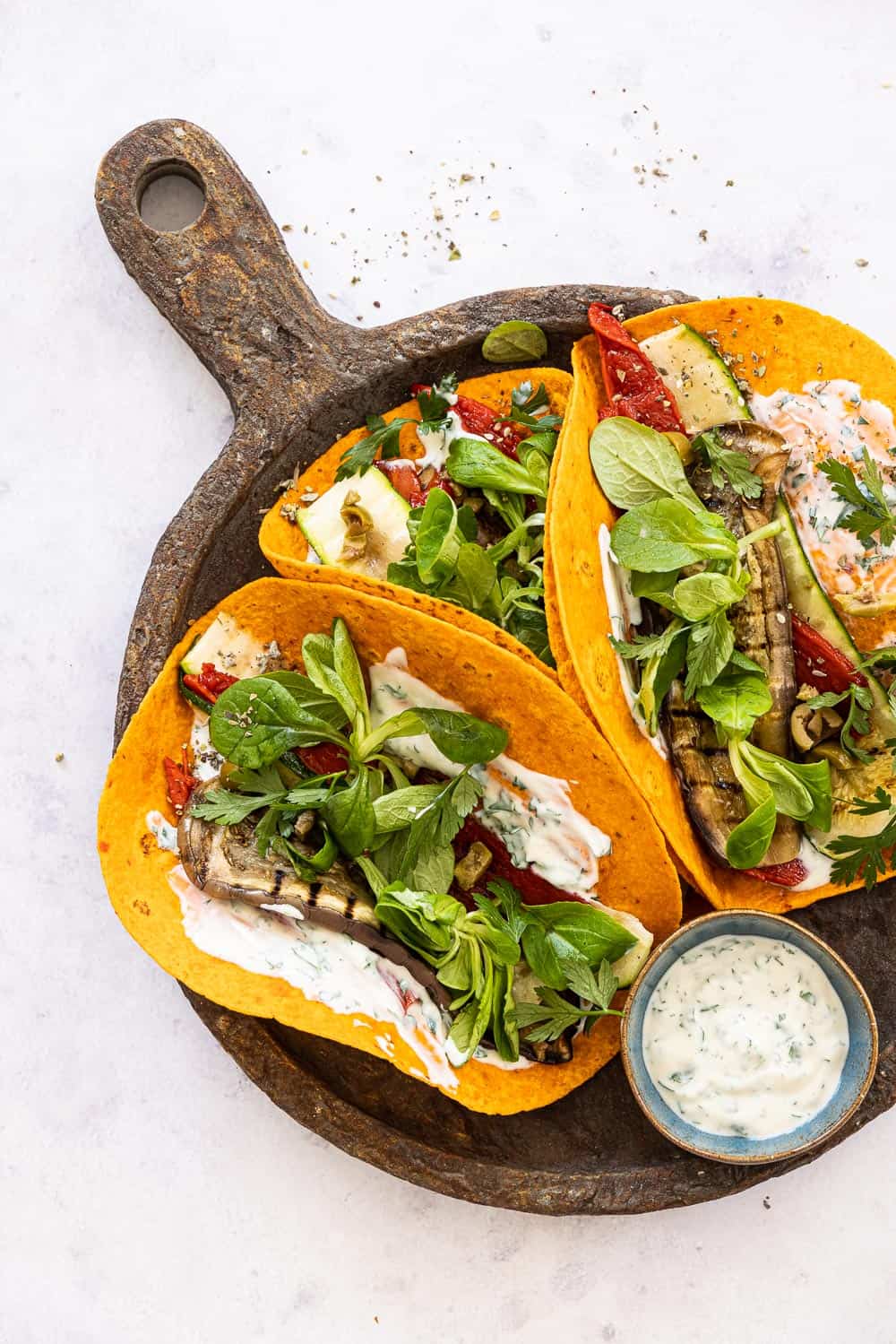 Vegan-wraps Vegan wraps met aubergine, courgette en geroosterde paprika
