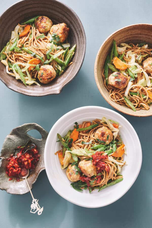 Bami goreng met kip tofugehaktballen en veel groenten