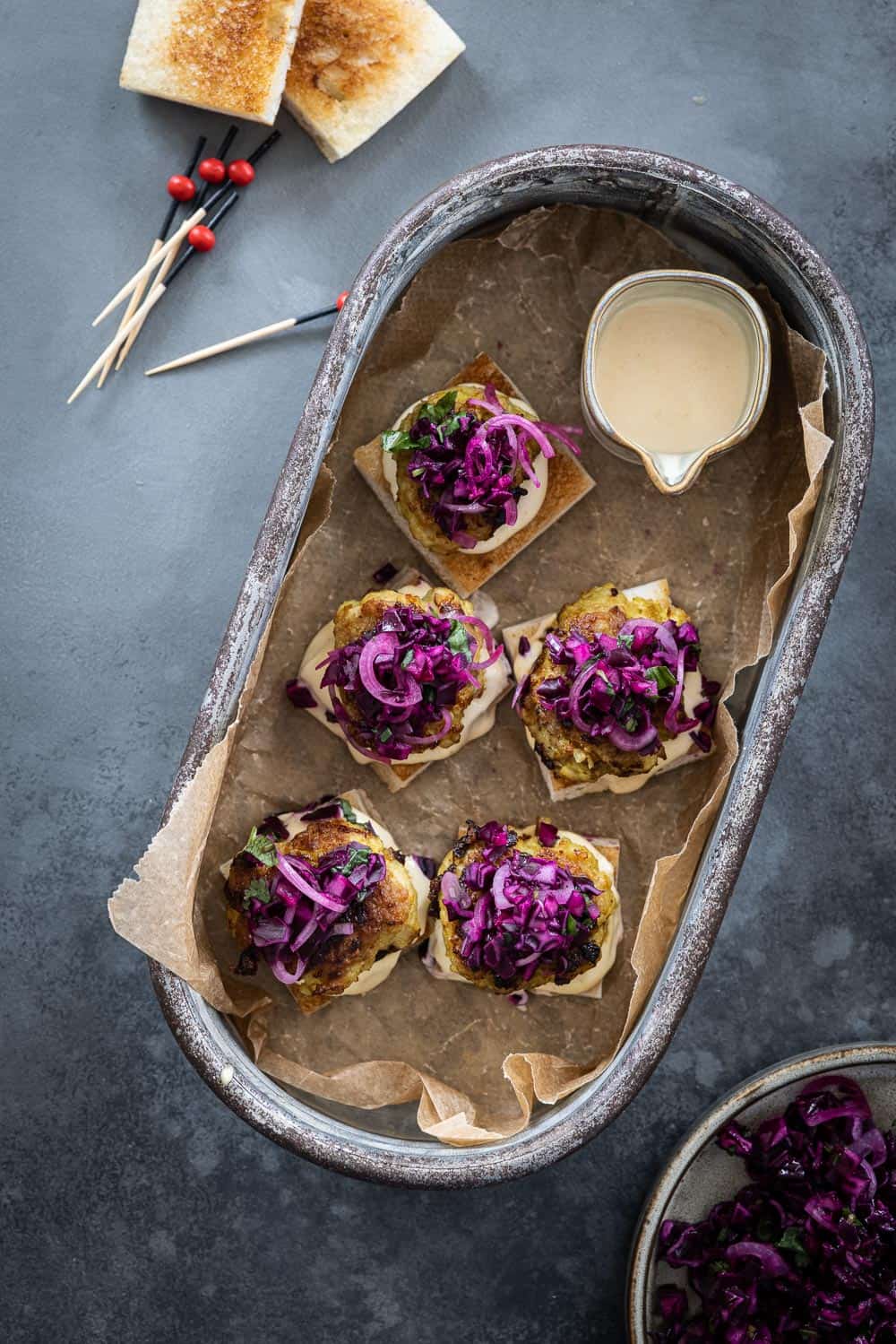 Kip-kerrie sliders met rodekoolslaw