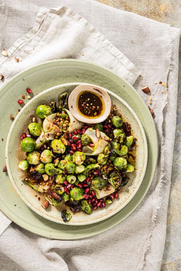 Spruitjes salade met peer, linzen, amandelen en granaatappel