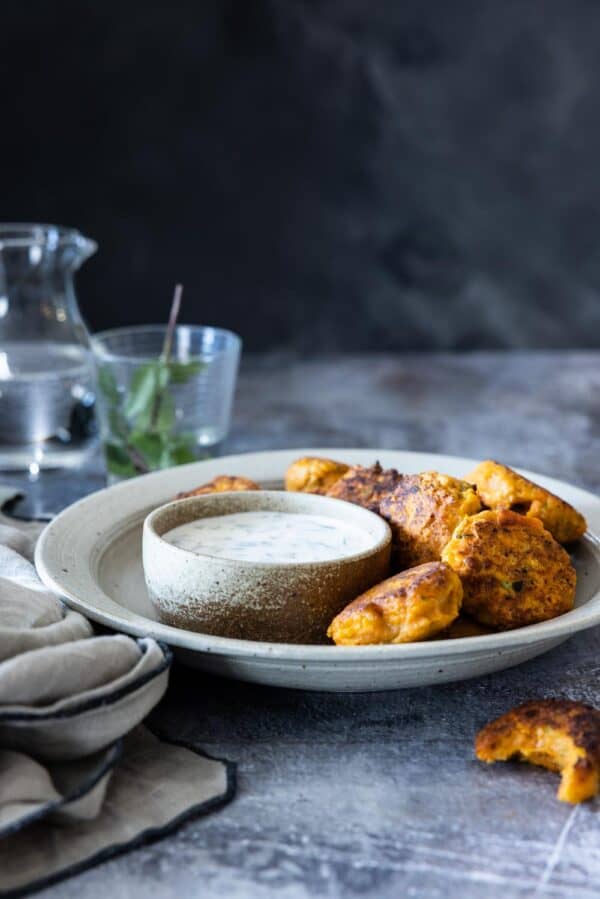 Wortel-kikkererwten falafel met luchtige feta-dip