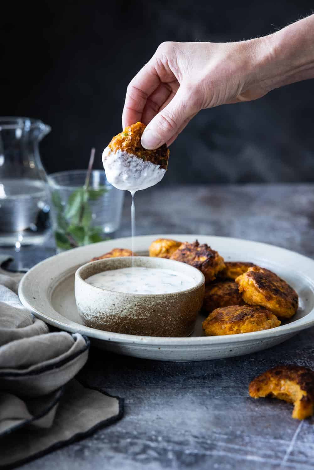 Wortel-kikkererwten falafel met luchtige feta-dip