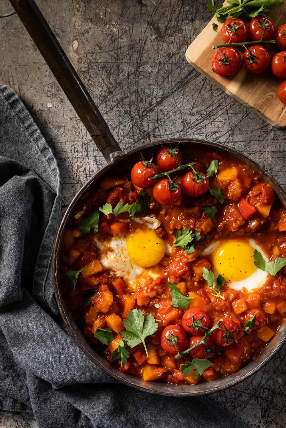 Shakshuka met zoete aardappel en geroosterde tomaatjes