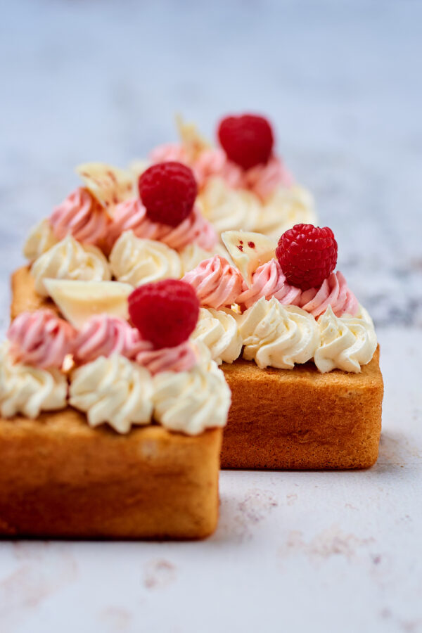 Witte chocoladecakejes met frambozen