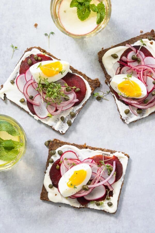 Scandinavisch smørrebrød met biet en ei