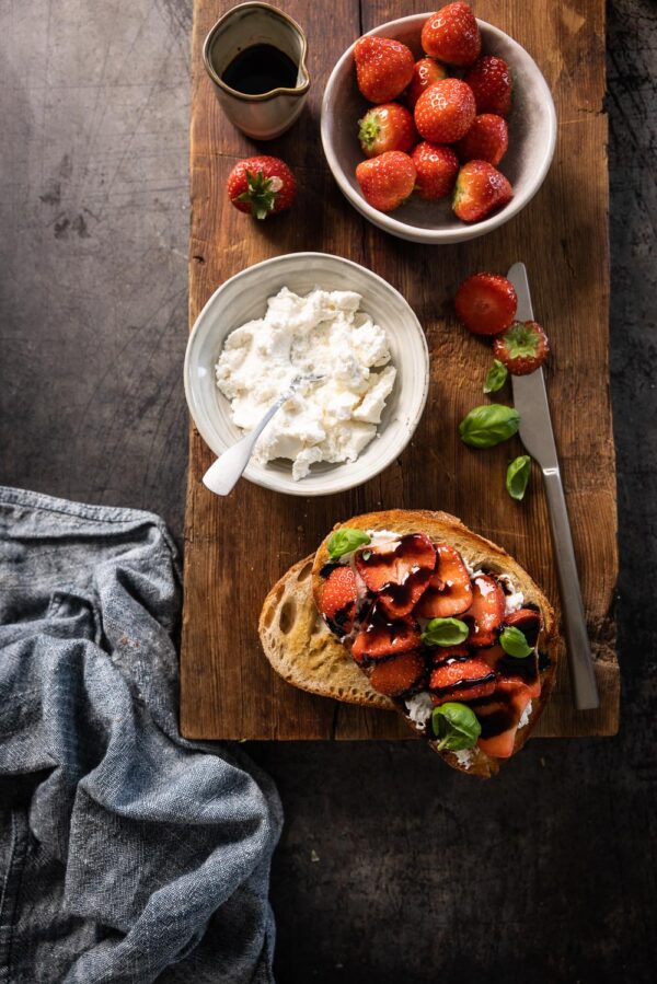 Tartine (Franse open sandwich) met balsamico-aardbeien en ricotta