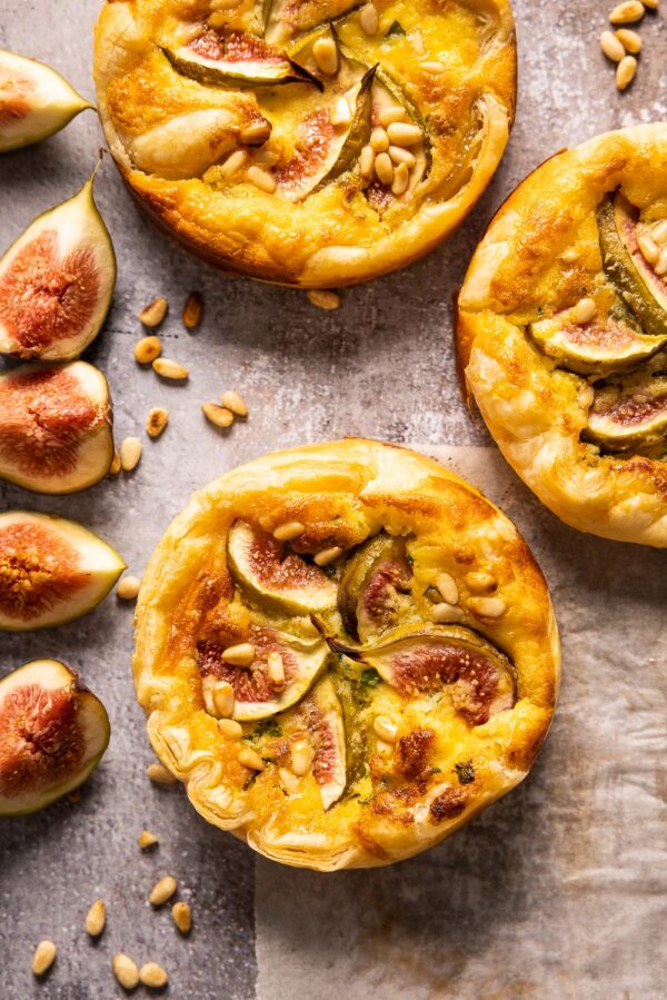 Bladerdeeg mini quiches met vijgen, geitenkaas en honing